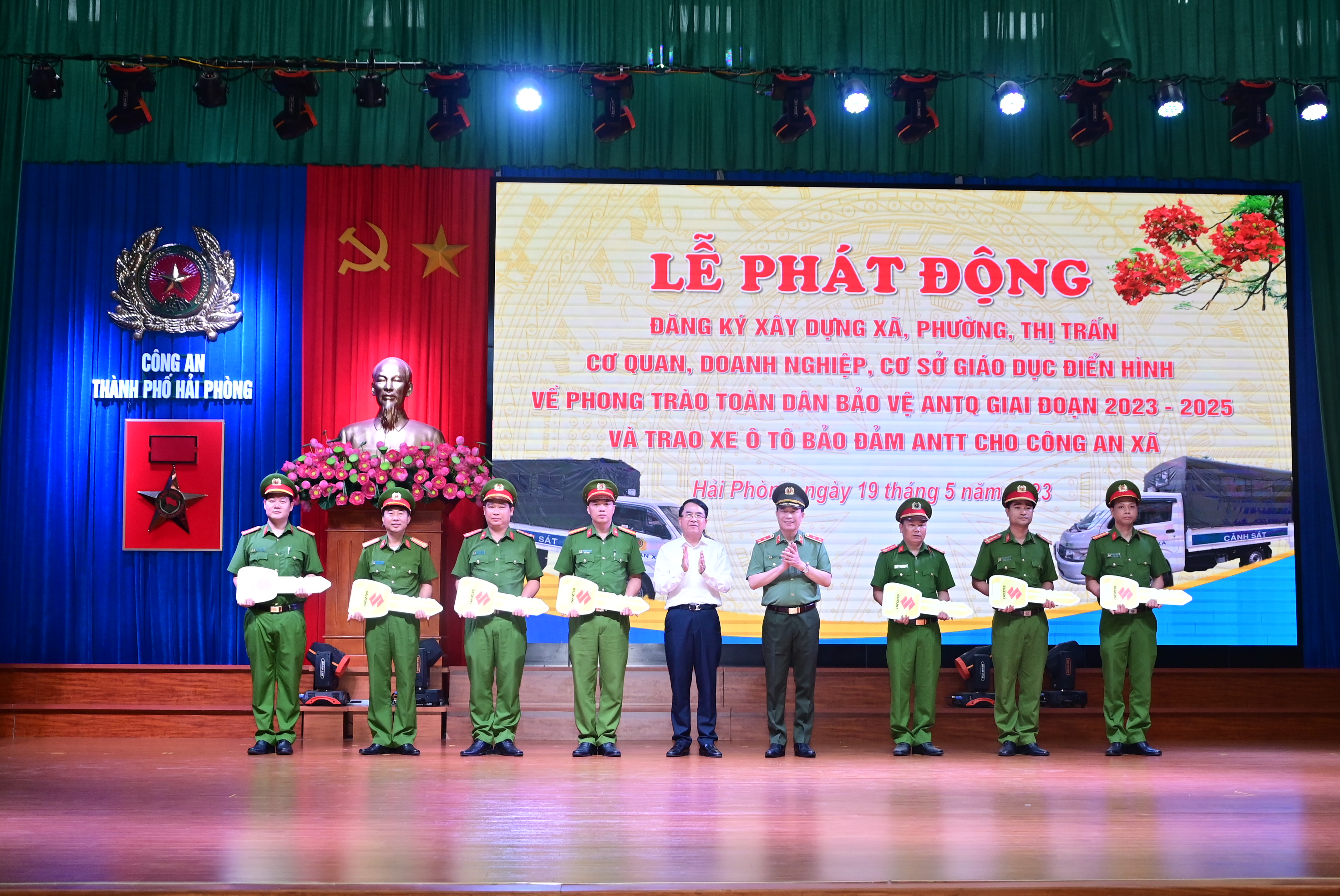 Phát động đăng ký xây dựng xã, phường, thị trấn, cơ quan, doanh nghiệp, cơ sở giáo dục điển hình về phong trào toàn dân bảo vệ ANTQ; trao xe ô tô bảo đảm ANTT cho Công an xã